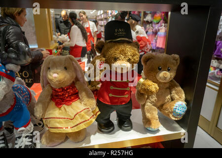 New York, USA. 16 novembre 2018. La foule Shoppers toy emporium FAO Schwarz, vu sur la grande ouverture, vendredi 16 novembre, 2018. Trois ans après avoir fermé ses portes sur la Cinquième Avenue le détaillant a été ressuscité par le groupe qui a acheté le ThreeSixty de marque Toys R Us en 2016. Le nouveau magasin saisit l'essence et la nostalgie de l'ancien emplacement, y compris le clavier géant qui a été vu dans le film "grands". (© Richard B. Levine) Crédit : Richard Levine/Alamy Live News Banque D'Images