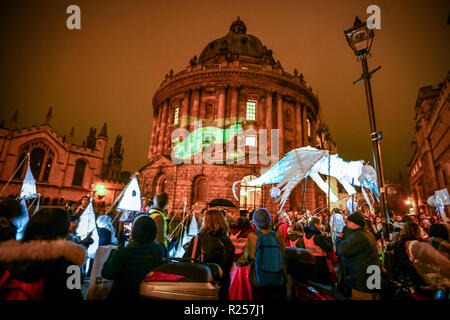 Oxford, UK. 16 Nov, 2018. Le Festival des lumières de Noël d'Oxford a lancé avec une lanterne Parade. Les enfants des écoles primaires locales participantes fait lanternes et ont défilé dans les rues du marché du centre-ville d'Oxford. Le thème de cette année est 'Oxford' non découvert avec divers bâtiments ouverts au public une affiche illustrant la lumière de leur histoire. Sidney Bruere/Alamy Live News Banque D'Images