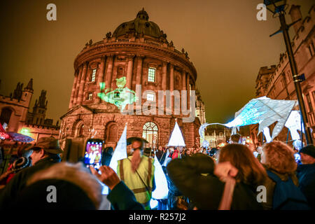 Oxford, UK. 16 Nov, 2018. Le Festival des lumières de Noël d'Oxford a lancé avec une lanterne Parade. Les enfants des écoles primaires locales participantes fait lanternes et ont défilé dans les rues du marché du centre-ville d'Oxford. Le thème de cette année est 'Oxford' non découvert avec divers bâtiments ouverts au public une affiche illustrant la lumière de leur histoire. Sidney Bruere/Alamy Live News Banque D'Images