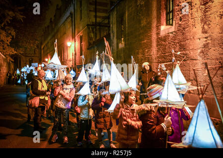 Oxford, UK. 16 Nov, 2018. Le Festival des lumières de Noël d'Oxford a lancé avec une lanterne Parade. Les enfants des écoles primaires locales participantes fait lanternes et ont défilé dans les rues du marché du centre-ville d'Oxford. Le thème de cette année est 'Oxford' non découvert avec divers bâtiments ouverts au public une affiche illustrant la lumière de leur histoire. Sidney Bruere/Alamy Live News Banque D'Images