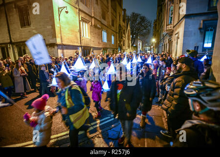 Oxford, UK. 16 Nov, 2018. Le Festival des lumières de Noël d'Oxford a lancé avec une lanterne Parade. Les enfants des écoles primaires locales participantes fait lanternes et ont défilé dans les rues du marché du centre-ville d'Oxford. Le thème de cette année est 'Oxford' non découvert avec divers bâtiments ouverts au public une affiche illustrant la lumière de leur histoire. Sidney Bruere/Alamy Live News Banque D'Images