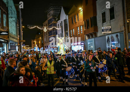 Oxford, UK. 16 Nov, 2018. Le Festival des lumières de Noël d'Oxford a lancé avec une lanterne Parade. Les enfants des écoles primaires locales participantes fait lanternes et ont défilé dans les rues du marché du centre-ville d'Oxford. Le thème de cette année est 'Oxford' non découvert avec divers bâtiments ouverts au public une affiche illustrant la lumière de leur histoire. Sidney Bruere/Alamy Live News Banque D'Images