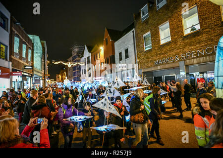 Oxford, UK. 16 Nov, 2018. Le Festival des lumières de Noël d'Oxford a lancé avec une lanterne Parade. Les enfants des écoles primaires locales participantes fait lanternes et ont défilé dans les rues du marché du centre-ville d'Oxford. Le thème de cette année est 'Oxford' non découvert avec divers bâtiments ouverts au public une affiche illustrant la lumière de leur histoire. Sidney Bruere/Alamy Live News Banque D'Images