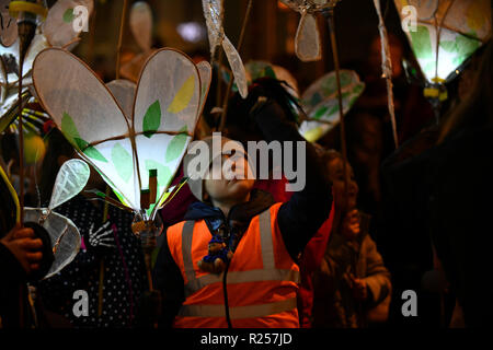 Oxford, UK. 16 Nov, 2018. Le Festival des lumières de Noël d'Oxford a lancé avec une lanterne Parade. Les enfants des écoles primaires locales participantes fait lanternes et ont défilé dans les rues du marché du centre-ville d'Oxford. Le thème de cette année est 'Oxford' non découvert avec divers bâtiments ouverts au public une affiche illustrant la lumière de leur histoire. Sidney Bruere/Alamy Live News Banque D'Images