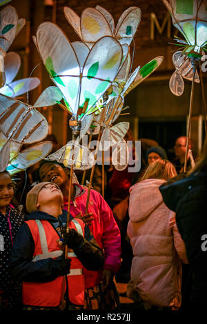 Oxford, UK. 16 Nov, 2018. Le Festival des lumières de Noël d'Oxford a lancé avec une lanterne Parade. Les enfants des écoles primaires locales participantes fait lanternes et ont défilé dans les rues du marché du centre-ville d'Oxford. Le thème de cette année est 'Oxford' non découvert avec divers bâtiments ouverts au public une affiche illustrant la lumière de leur histoire. Sidney Bruere/Alamy Live News Banque D'Images