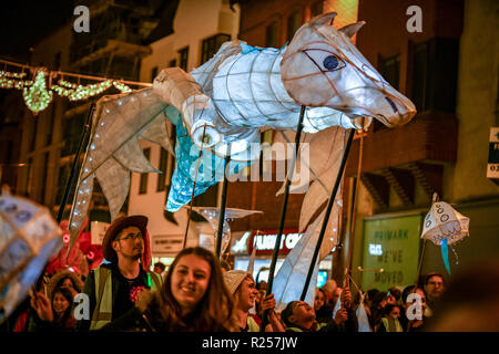 Oxford, UK. 16 Nov, 2018. Le Festival des lumières de Noël d'Oxford a lancé avec une lanterne Parade. Les enfants des écoles primaires locales participantes fait lanternes et ont défilé dans les rues du marché du centre-ville d'Oxford. Le thème de cette année est 'Oxford' non découvert avec divers bâtiments ouverts au public une affiche illustrant la lumière de leur histoire. Sidney Bruere/Alamy Live News Banque D'Images