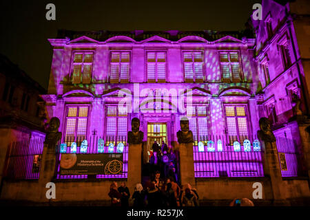 Oxford, UK. 16 Nov, 2018. Le Festival des lumières de Noël d'Oxford a lancé avec une lanterne Parade. Les enfants des écoles primaires locales participantes fait lanternes et ont défilé dans les rues du marché du centre-ville d'Oxford. Le thème de cette année est 'Oxford' non découvert avec divers bâtiments ouverts au public une affiche illustrant la lumière de leur histoire. Sidney Bruere/Alamy Live News Banque D'Images