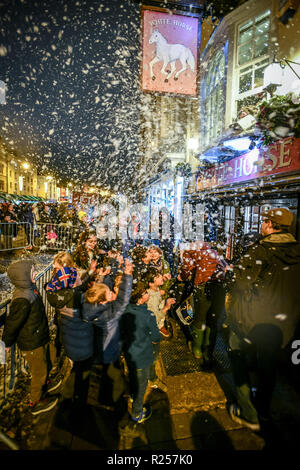 Oxford, UK. 16 Nov, 2018. Le Festival des lumières de Noël d'Oxford a lancé avec une lanterne Parade. Les enfants des écoles primaires locales participantes fait lanternes et ont défilé dans les rues du marché du centre-ville d'Oxford. Le thème de cette année est 'Oxford' non découvert avec divers bâtiments ouverts au public une affiche illustrant la lumière de leur histoire. Sidney Bruere/Alamy Live News Banque D'Images