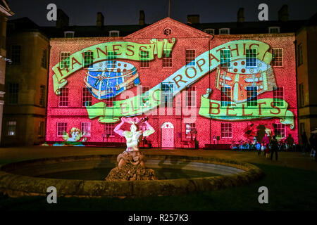 Oxford, UK. 16 Nov, 2018. Le Festival des lumières de Noël d'Oxford a lancé avec une lanterne Parade. Les enfants des écoles primaires locales participantes fait lanternes et ont défilé dans les rues du marché du centre-ville d'Oxford. Le thème de cette année est 'Oxford' non découvert avec divers bâtiments ouverts au public une affiche illustrant la lumière de leur histoire. Sidney Bruere/Alamy Live News Banque D'Images