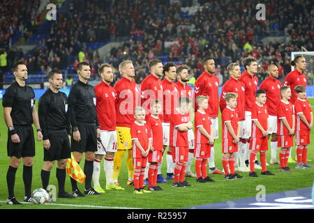 16 novembre 2018, les nations de l'UEFA face au Pays de Galles / Danemark au Cardiff City Stadium. Actualités uniquement. Les officiels de match, certaines mascottes et l'équipe danoise line up. Crédit : www.garethjohn.uk/Alamy Live News Banque D'Images
