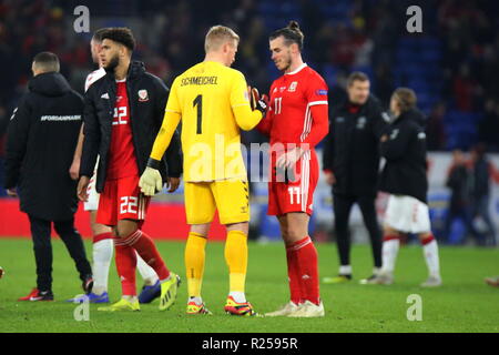 16 novembre 2018, les nations de l'UEFA face au Pays de Galles / Danemark au Cardiff City Stadium. Peter Schmeichel Kasper en jaune est un footballeur danois qui joue au poste de Premier League club Leicester City et l'équipe nationale du Danemark qu'on voit ici se serrer la main avec Gareth Bale de galles à la fin de la partie. Actualités uniquement. Crédit : www.garethjohn.uk/Alamy Live News Banque D'Images