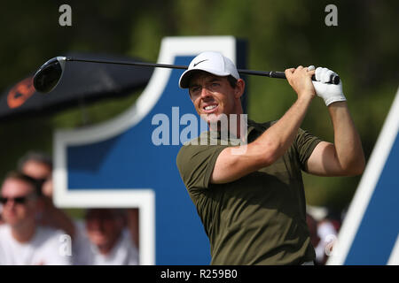 Dubaï, Émirats arabes unis. 16 Nov, 2018. Rory McIlroy de l'Irlande du Nord joue un tourné pendant la deuxième tour de DP World Tour Championship European Tour Golf tournament 2018 à Jumeirah Golf Estates à Dubaï, Émirats arabes unis, le 16 novembre 2018. Credit : Mahmoud Khaled/Xinhua/Alamy Live News Banque D'Images