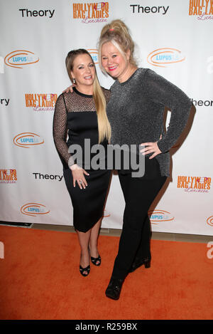 Los Angeles, Ca. 16 Nov, 2018. Melissa Joan Hart, Caroline Rhea, au 16e Congrès annuel de la Lupus Hollywood Bag Ladies Déjeuner à l'hôtel Beverly Hilton à Beverly Hills, Californie le 16 novembre 2018. Credit : Faye Sadou/media/Alamy Punch Live News Banque D'Images