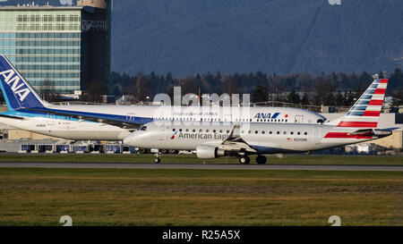 Richmond, Colombie-Britannique, Canada. 16 Nov, 2018. Un American Eagle Embraer ERJ-170-200175LR (LR) Avion de ligne régional décolle de l'Aéroport International de Vancouver. L'avion est détenu et exploité par Compass Airlines dans le cadre d'un contrat avec American Airlines. Credit : Bayne Stanley/ZUMA/Alamy Fil Live News Banque D'Images