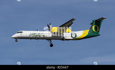 Richmond, Colombie-Britannique, Canada. 27 Sep, 2018. Un Alaska Airlines (Horizon Air) Bombardier Dash 8 Q400 (N407QX) Avion de ligne régional, peint dans une université de l'Oregon ''Sucks'' livrée, en courte finale pour l'atterrissage. Les compagnies aériennes font partie de l'Alaska Air Group Inc. Crédit : Bayne Stanley/ZUMA/Alamy Fil Live News Banque D'Images