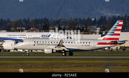 Richmond, Colombie-Britannique, Canada. 16 Nov, 2018. Un American Eagle Embraer ERJ-170-200175LR (LR) Avion de ligne régional décolle de l'Aéroport International de Vancouver. L'avion est détenu et exploité par Compass Airlines dans le cadre d'un contrat avec American Airlines. Credit : Bayne Stanley/ZUMA/Alamy Fil Live News Banque D'Images