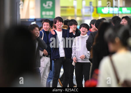 Shinjuku, Tokyo, Japon. 16 Nov, 2018. Un sourire les gens de gourp et jouer avec eachoter comme ils marchent à nos d'un restaurant à Shinjuku Tokyo Japon le vendredi 16 novembre, 2018. Photo par : Ramiro Agustin Vargas Tabares Crédit : Ramiro Agustin Vargas Tabares/ZUMA/Alamy Fil Live News Banque D'Images