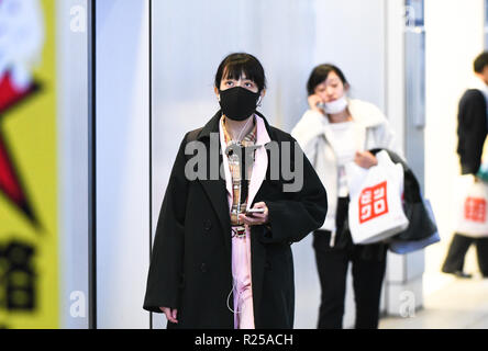 Shinjuku, Tokyo, Japon. 16 Nov, 2018. Une jeune fille porte un masque de protection noir à Shinjuku Tokyo Japon le vendredi 16 novembre, 2018. Photo par : Ramiro Agustin Vargas Tabares Crédit : Ramiro Agustin Vargas Tabares/ZUMA/Alamy Fil Live News Banque D'Images