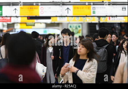 Shinjuku, Tokyo, Japon. 16 Nov, 2018. Les gens marchent à l'intérieur de la station de Shinjuku à Tokyo au Japon le vendredi 16 novembre, 2018. Photo par : Ramiro Agustin Vargas Tabares Crédit : Ramiro Agustin Vargas Tabares/ZUMA/Alamy Fil Live News Banque D'Images