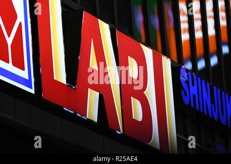 Shinjuku, Tokyo, Japon. 16 Nov, 2018. Un magasin d'électronique LABI signe peut être vu à Shinjuku à Tokyo au Japon le vendredi 16 novembre, 2018. Photo par : Ramiro Agustin Vargas Tabares Crédit : Ramiro Agustin Vargas Tabares/ZUMA/Alamy Fil Live News Banque D'Images