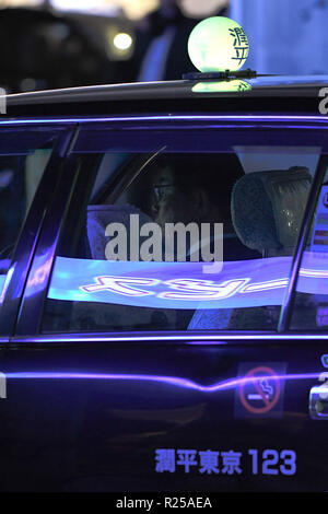 Shinjuku, Tokyo, Japon. 16 Nov, 2018. Un chauffeur de taxi vous attend pour pasangers près de la gare de Shinjuku à Tokyo au Japon le vendredi 16 novembre, 2018. Photo par : Ramiro Agustin Vargas Tabares Crédit : Ramiro Agustin Vargas Tabares/ZUMA/Alamy Fil Live News Banque D'Images
