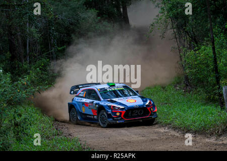 Coffs Harbour, New South Wales, Australie. 17 novembre 2018, Coffs Harbour, Nouvelle-Galles du Sud, Australie ; FIA World Rally Championship de l'Australie ; Hyundai Mobis Shell World Rally Team Hyundai i20 conduit par Hayden Paddon et conduit par Sebastian Marshall lors de l'étape 1 : Urunga Crédit d'Action Plus Sport Images/Alamy Live News Banque D'Images