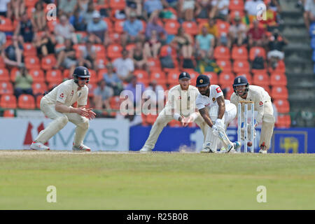 Kandy, Sri Lanka. 17 novembre 2018, Stade de Cricket International Pallekele, Kandy, Sri Lanka ; International Test Cricket, le deuxième test, jour 4, Sri Lanka contre l'Angleterre ; Suranga Lakmal hits un quatre comme Keaton Jennings et Ben Stokes regardez sur Ben Foakes Crédit : guichet permet plus d'Action Sports Images/Alamy Live News Banque D'Images