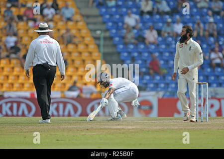 Kandy, Sri Lanka. 17 novembre 2018, Stade de Cricket International Pallekele, Kandy, Sri Lanka ; International Test Cricket, le deuxième test, jour 4, Sri Lanka contre l'Angleterre ; Roshen Silva lui touche bat vers le bas comme Moeen Ali promenades Retour à Crédit : bol Plus Sport Action Images/Alamy Live News Banque D'Images