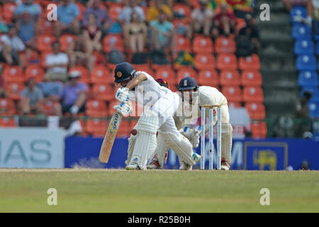 Kandy, Sri Lanka. 17 novembre 2018, Stade de Cricket International Pallekele, Kandy, Sri Lanka ; International Test Cricket, le deuxième test, jour 4, Sri Lanka contre l'Angleterre ; bords Roshen Silva la balle et dévie de la pad pour Joe Root au Crédit : Patinage Plus Sport Action Images/Alamy Live News Banque D'Images