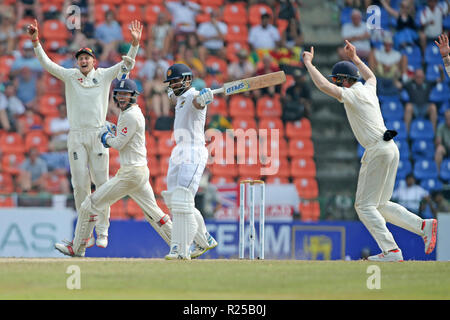 Kandy, Sri Lanka. 17 novembre 2018, Stade de Cricket International Pallekele, Kandy, Sri Lanka ; International Test Cricket, le deuxième test, jour 4, Sri Lanka contre l'Angleterre ; Roshen Silva que la balle touche le pad et dévie à Joe Root à glisser Ben Foakes et Keaton Jennings : Crédit d'appel Plus Sport Action Images/Alamy Live News Banque D'Images