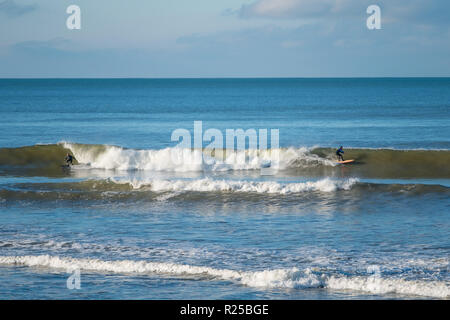 Pays de Galles Aberystwyth UK, 17/11/2018 Royaume-Uni : Météo Surfers au maximum de courbes sur un beau temps chaud et ensoleillé matin de novembre, avec un ciel bleu, à Aberystwyth, sur la côte ouest du pays de Galles. Crédit photo : Keith Morris Alamy Live News Banque D'Images