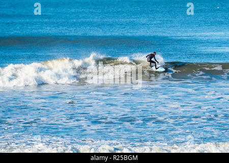 Pays de Galles Aberystwyth UK, 17/11/2018 Royaume-Uni : Météo Surfers au maximum de courbes sur un beau temps chaud et ensoleillé matin de novembre, avec un ciel bleu, à Aberystwyth, sur la côte ouest du pays de Galles. Crédit photo : Keith Morris Alamy Live News Banque D'Images