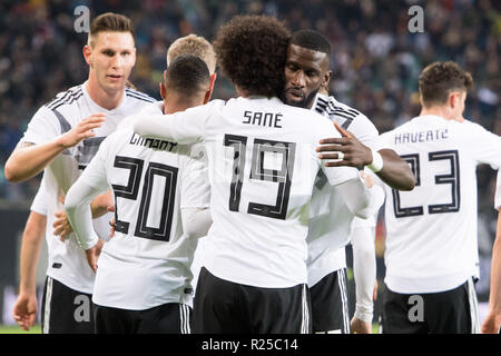 Leipzig, Allemagne. 16 Nov, 2018. jubilation raisin les joueurs allemands après le but de Leroy SANE (mi., FRA) à 1 : 0 pour l'Allemagne, la jubilation, encourager, applaudir, joie, Cheers, célébrer, goaljubel, la moitié de la figure, la moitié de la figure, football Laenderpiel, Match amical, l'Allemagne (GER) - Russie (RUS) 3 : 0, le 15/11/2018 à Leipzig/Allemagne. ¬ | Conditions de crédit dans le monde entier : dpa/Alamy Live News Banque D'Images