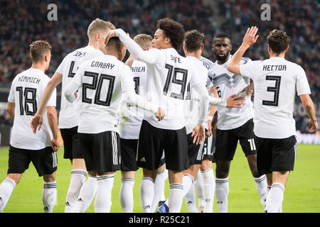 Leipzig, Allemagne. 16 Nov, 2018. jubilation raisin les joueurs allemands après le but de Leroy SANE (mi., FRA) à 1 : 0 pour l'Allemagne, la jubilation, encourager, applaudir, joie, Cheers, célébrer, goaljubel, la moitié de la figure, la moitié de la figure, football Laenderpiel, Match amical, l'Allemagne (GER) - Russie (RUS) 3 : 0, le 15/11/2018 à Leipzig/Allemagne. ¬ | Conditions de crédit dans le monde entier : dpa/Alamy Live News Banque D'Images