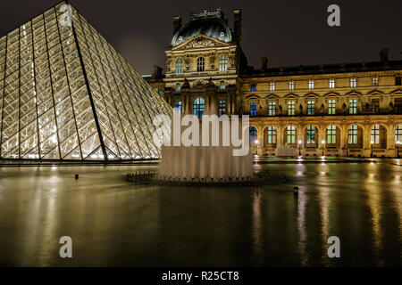 PARIS - NOV 09 : Vue sur la Pyramide du Louvre et Pavillon Richelieu dans la soirée, Nov 09, 2012, Paris, France. La pyramide est la principale entranc Banque D'Images