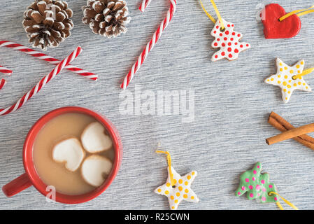 Tasse de cacao chaud rouge avec cadre de confectionner des boules de Noël, des cannes de bonbon, cocottes Banque D'Images