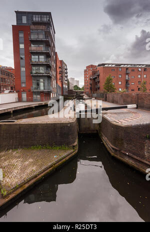 Birmingham, Angleterre, RU - le 23 juin 2012 : l'étroite voie navigable du canal Fazeley Birmingham et monte par écluses entre bureaux et d'appartements modernes bui Banque D'Images