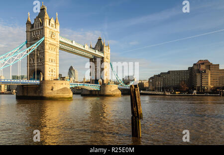 Londres, Angleterre, Royaume-Uni - 11 mars 2011 : soleil du matin illumine l'architecture gothique de la célèbre London Tower Bridge. Banque D'Images