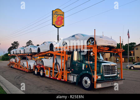 Un camion de transport avec des raies Corvette à destination de revendeurs et clients dans le Texas, Mount Pleasant, New York, USA Banque D'Images
