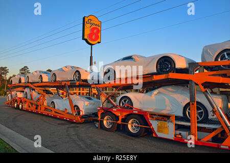 Un camion de transport avec des raies Corvette à destination de revendeurs et clients dans le Texas, Mount Pleasant, New York, USA Banque D'Images