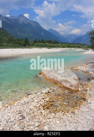 Magnifique rivière Soca, Bovec, Alpes juliennes, sentier Alpe Adria, parc national Triglav, Slovénie, Europe centrale Banque D'Images