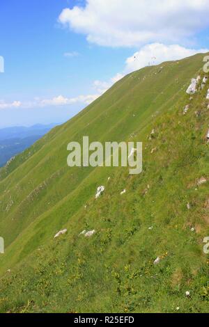 Les fortes pentes du mont Kobariski Stol, populaire site de parapente, Alpes Juliennes, Alpe Adria Trail, la Slovénie, l'Europe centrale Banque D'Images