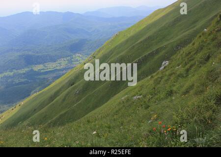 Alpine abruptes pentes du mont Kobariski Stol, Alpes Juliennes, Alpe Adria Trail, la Slovénie, l'Europe centrale Banque D'Images