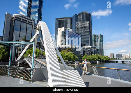 Evan Walker passerelle pour piétons de l'autre côté de la rivière Yarra de Melbourne Central Business District, Victoria, Australie Banque D'Images