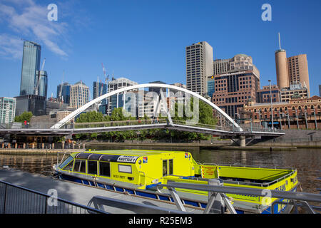 Evan Walker passerelle pour piétons de l'autre côté de la rivière Yarra de Melbourne Central Business District, Victoria, Australie Banque D'Images