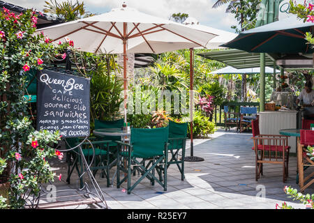 Kuranda, Queensland, Australie - décembre 4, 2009 : Queen Bee café et sandwich bar à Kuranda Rainforest marché. Le vert et les fleurs. Banque D'Images