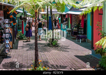 Kuranda, Queensland, Australie - décembre 4, 2009 : l'allée centrale et des kiosques à Kuranda Rainforest marché. Des vêtements colorés, des souvenirs et une boutique d'artisanat Banque D'Images