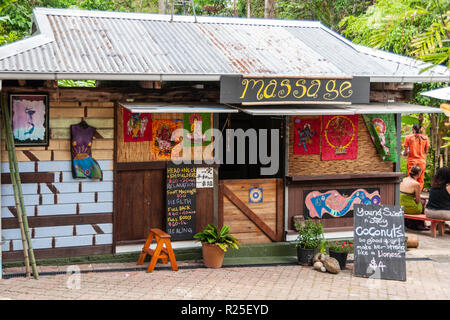 Kuranda, Queensland, Australie - 4 décembre 2009 : salon de massage en bois simples, mais pleines de stand à Kuranda Rainforest soutenu du marché Banque D'Images