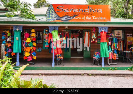 Kuranda, Queensland, Australie - décembre 4, 2009 : galerie Serendiva et une boutique de vêtements à Kuranda Rainforest marché. Beaucoup de textiles sur coloful disp Banque D'Images