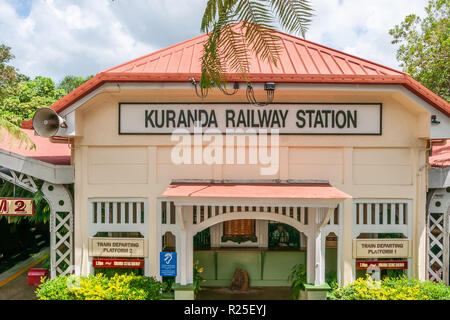 Kuranda, Queensland, Australie - décembre 4, 2009 : la gare ferroviaire locale bâtiment avec des murs jaunes et toit rouge, sous ciel blanc et entouré de gr Banque D'Images